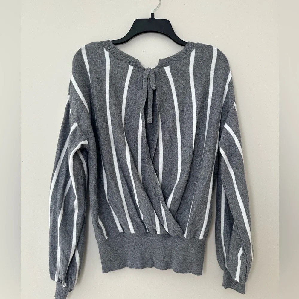 Umgee Women's Crew Neck Open Back Super Soft Striped Sweater Size Small - Picture 2 of 4